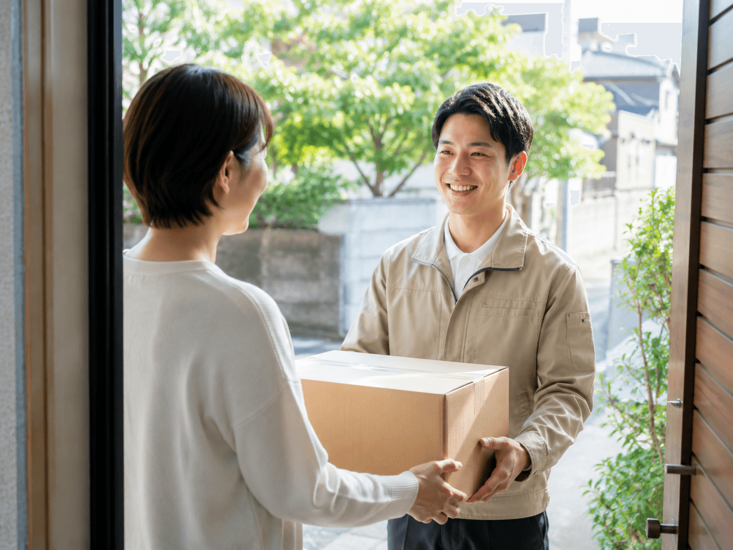 玄関先での荷物の受け渡し
